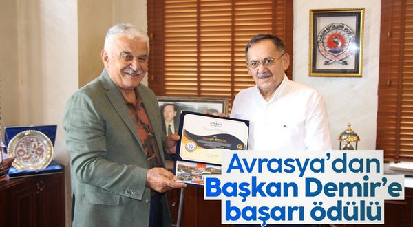 Avrasya Üniversitesi'nden Samsun Büyükşehir Belediye Başkanı Mustafa Demir'e başarı ödülü