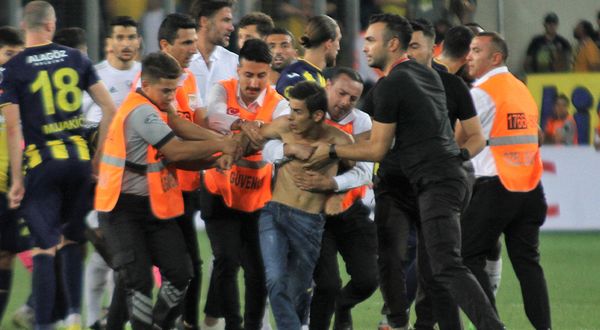 Ankara İl Emniyet Müdürlüğü: 'Beşiktaşlı futbolculara saldırıda bulunan şahıs gözaltına alındı'
