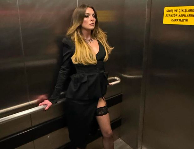 Tarzıyla dikkat çeken Melis Sezen'den asansör pozu