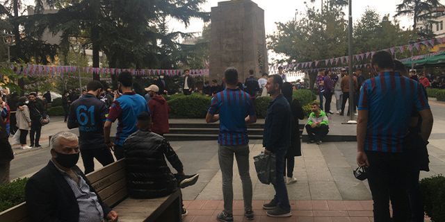 Trabzonsporlu taraftarlar Fenerbahçe maçı öncesi Meydan çevresinde toplandı