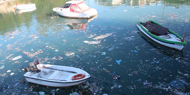 Karadeniz’e atılan çöpler, barınaklara birikiyor