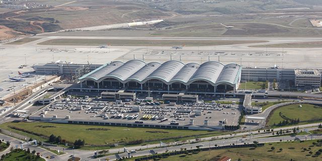 Trabzon ve Amsterdam uçakları pisti pas geçti