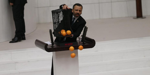 CHP’li milletvekili Burak Erbay'dan Meclis’te portakallı protesto