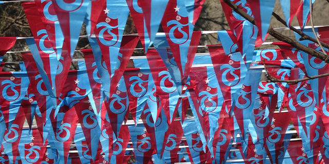 Trabzon'da şehir bordo-mavi