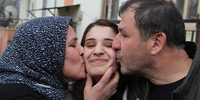 Harkov’da mahsur kalan Türk öğrenci Merve ailesine kavuştu, annesi sevinç gözyaşlarına boğuldu