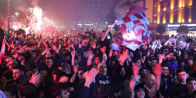Trabzonsporlu taraftarlar sabaha kadar eğlendi