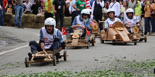 Rize'de düzenlenen tahta araba yarışları nefes kesti