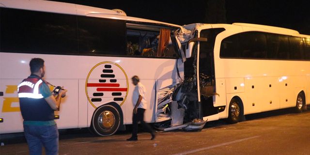 Antalya'da tur otobüsü yolcu otobüsüne çarptı: 2'si ağır 25 yaralı