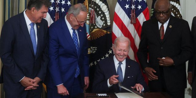 Joe Biden, Enflasyon Düşürme Yasası'nı imzaladı