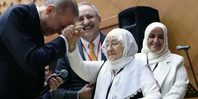 Cumhurbaşkanı Erdoğan’dan kendisini Bayburt’a davet eden yaşlı kadına: Emrin olur