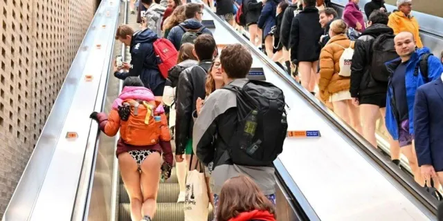 Londra'da 'Pantolonsuz Metro Günü' eğlencesi
