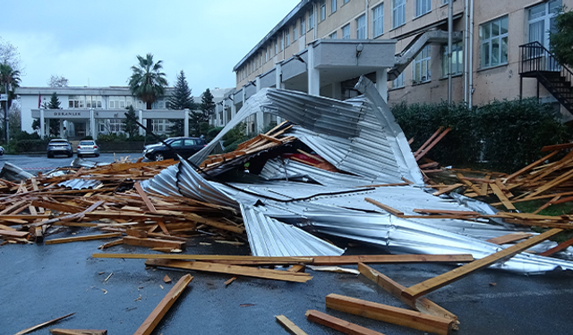 Trabzon'daki fırtınada KTÜ Farabi Hastanesi'nin çatısı böyle uçtu