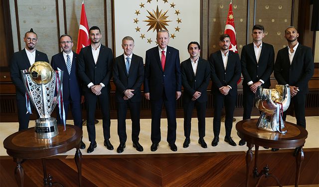 Cumhurbaşkanı Erdoğan, Trabzonspor Kulübü yönetici, teknik heyet ve futbolcularını kabul etti