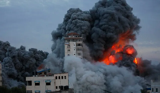 İsrail savaş uçakları Gazze'de 14 katlı binayı vurdu: Elektrikler kesildi