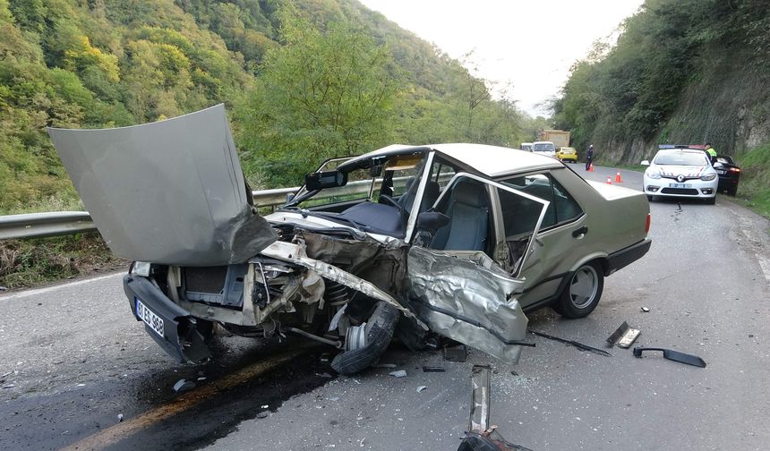 Trabzon'da iki araç kafa kafaya çarpıştı: 6 yaralı