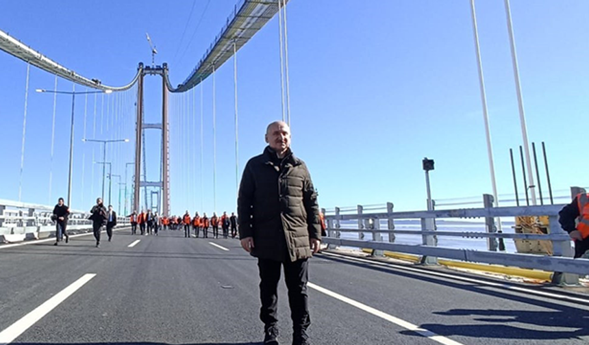 Ulaştırma ve Altyapı Bakanı Adil Karaismailoğlu, 1915 Çanakkale Köprüsünü yürüyerek geçti