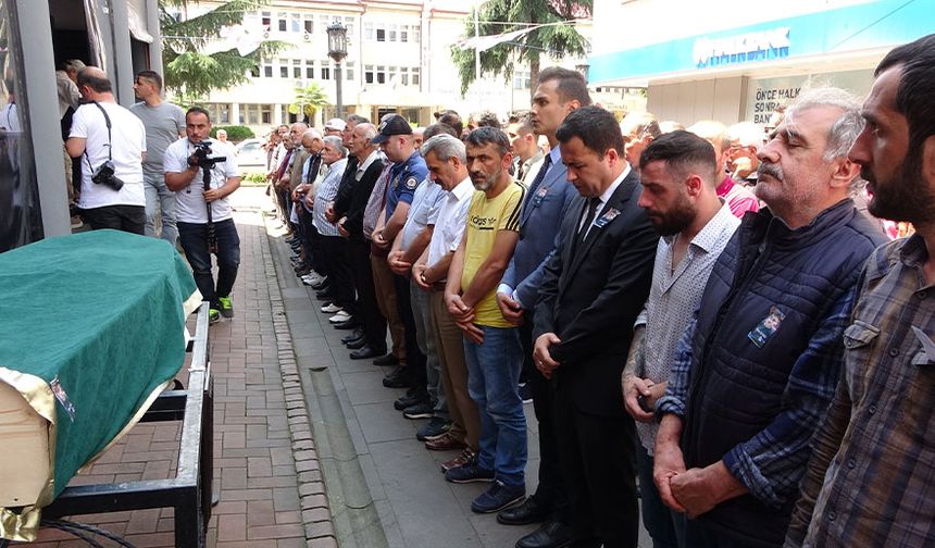 Trabzon'da kalp krizi geçirerek hayatını kaybeden minik Alperen Zenbil, son yolculuğuna uğurlandı