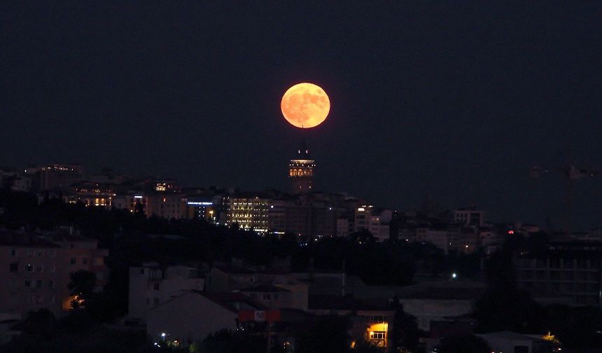 'Süper Ay' dünyaya en yakın konuma geldi, Galata Kulesi’yle görsel şölen oluşturdu
