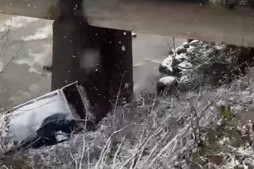 Trabzon'da yoğun kar sebebiyle 1 araç dereye uçtu