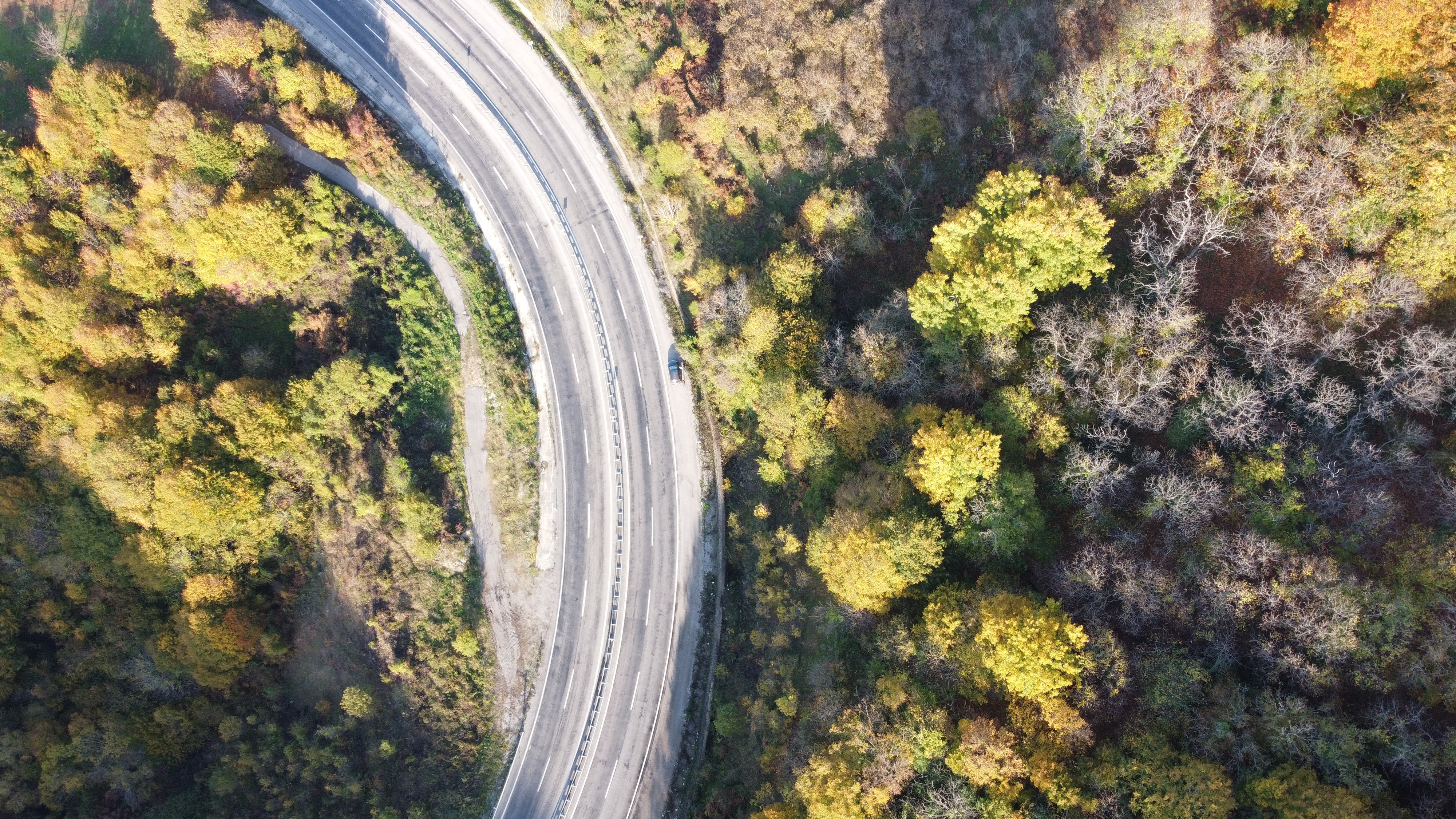 Karadeniz sahil yolunu çevreleyen ormanlarda sonbahar mevsimi ile birlikte oluşan birbirinden renkli görüntüler drone ile havadan görüntülendi.