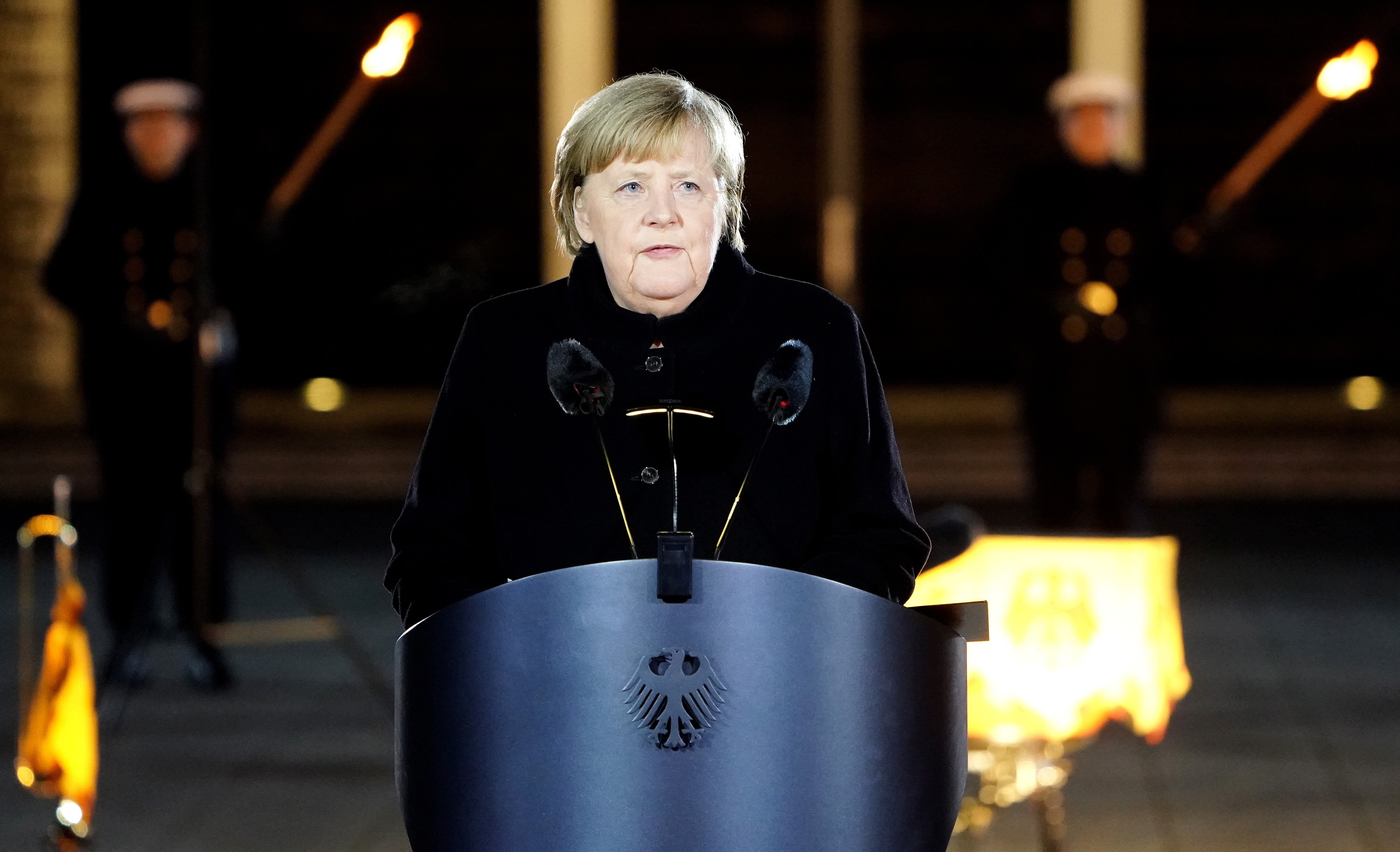Almanya Başbakanı Angela Merkel, görevini devretmesine sayılı günler kala Alman ordusu tarafından Zapfenstreich töreniyle onurlandırıldı.