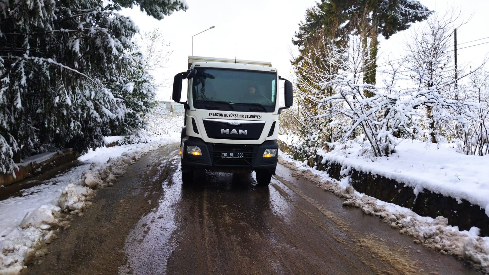 Trabzon’da dün akşam saatlerinde aniden etkili olan kar yağışı, hayatı olumsuz etkiledi. Trabzon Büyükşehir Belediyesi yolda kalan hemşehrileri için tüm imkanlarını seferber etti. Otobüs ve özel servis araçları ile 15 bine yakın vatandaşı evlerine ulaştırdı. 