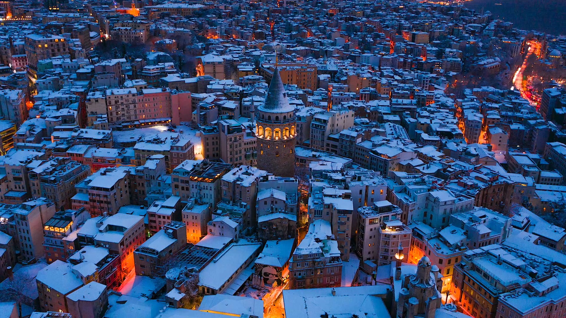 İstanbul’u etkisini altına alan yoğun kar yağışı ve fırtına, eşsiz görüntülerin oluşmasına neden oldu.