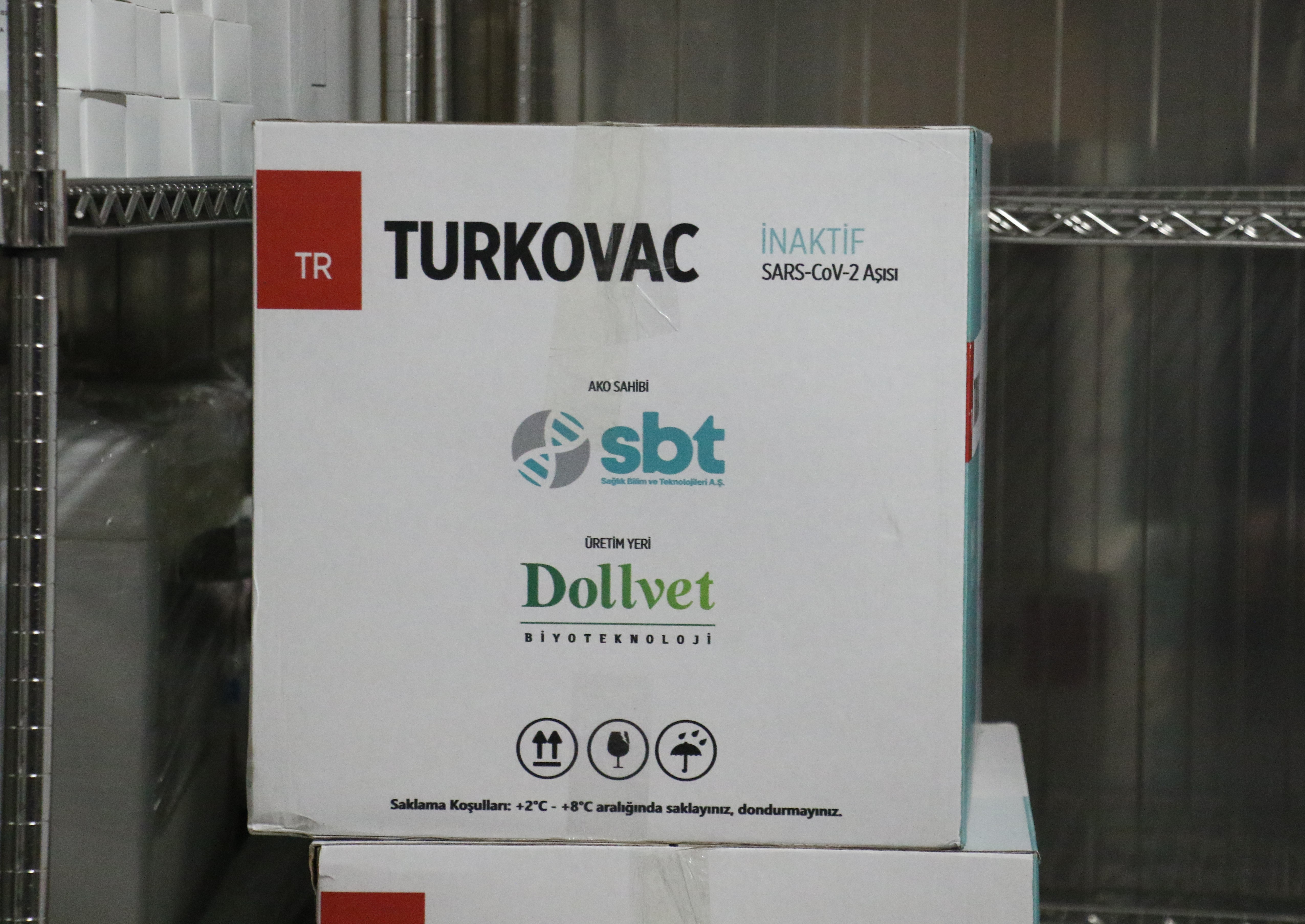 Türkiye’nin yerli ve milli Covid-19 aşısı TURKOVAC’ın yeni serileri ülke genelindeki şehir hastanelerine dağıtılmaya başlandı. Ankara’da yer alan Halk Sağlığı Genel Müdürlüğü Aşı ve İlaç Deposu’na getirilen aşılar buradan özel araçlar ile 81 ile dağıtılıyor.