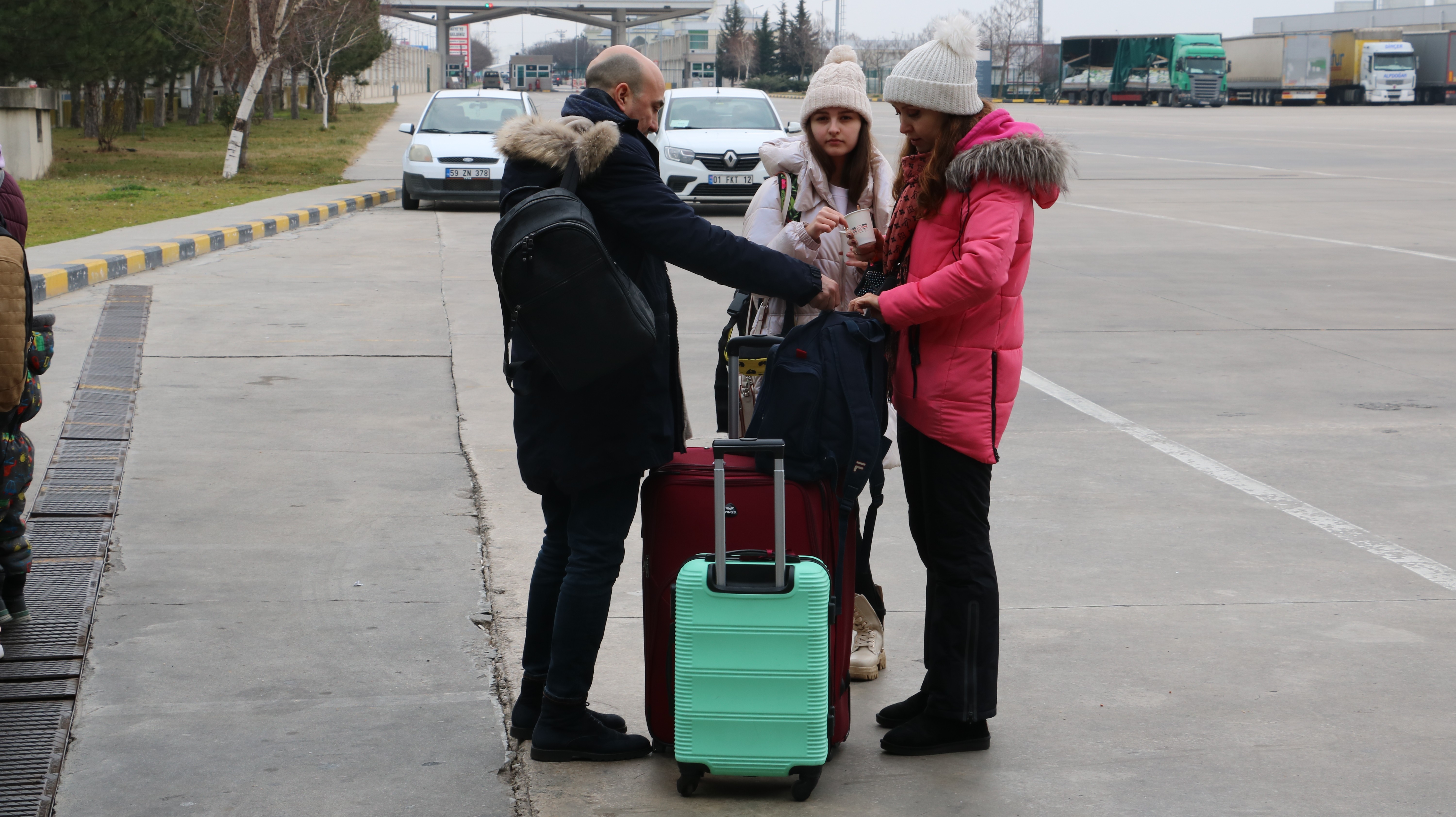 Türk iş adamları ve Ukraynalılardan oluşan 54 kişi, biraraya gelip kiraladıkları özel otobüsle Kapıkule Sınır Kapısı'ndan Türkiye'ye giriş yaptı.