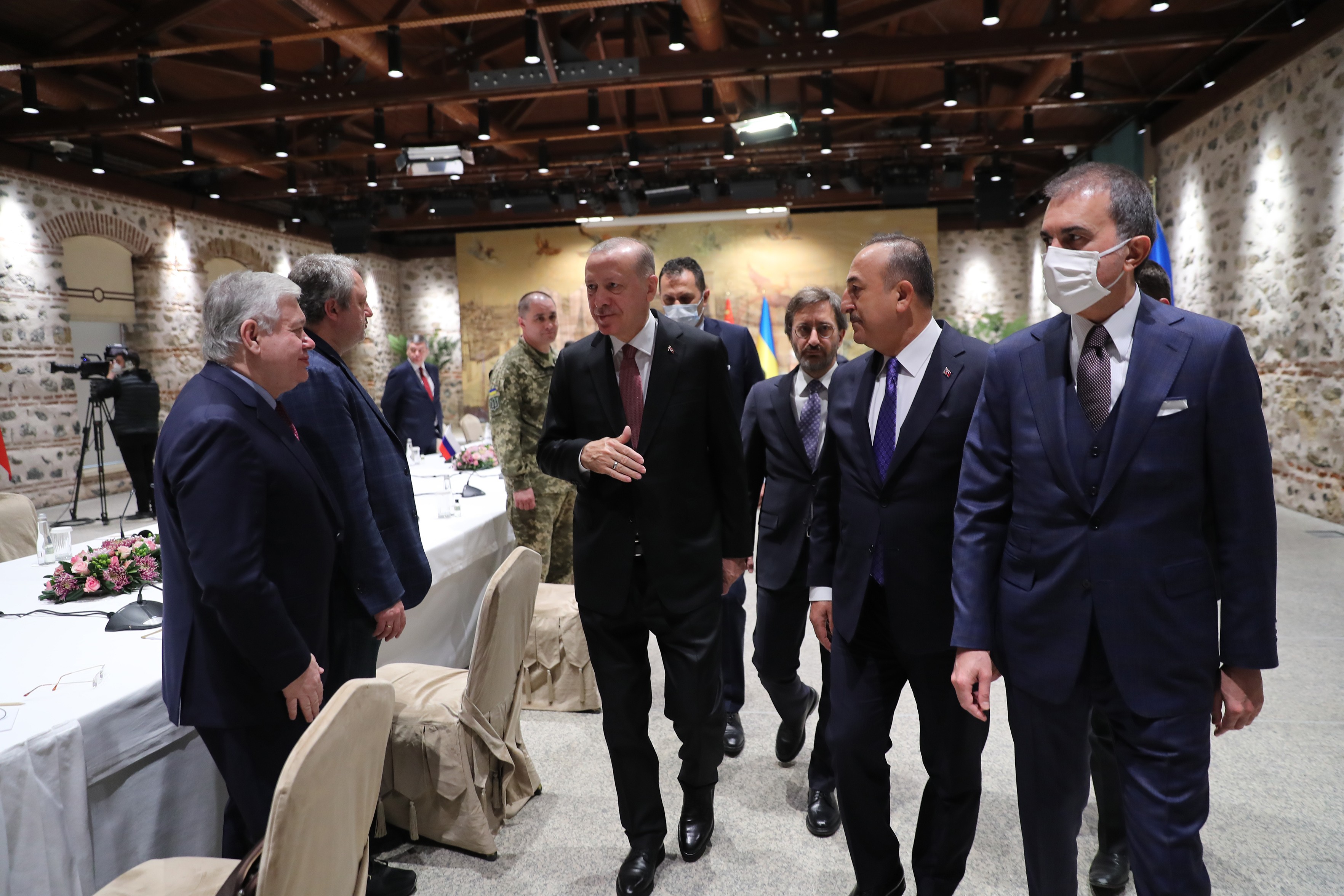 Cumhurbaşkanı Recep Tayyip Erdoğan Dolmabahçe Çalışma ofisinde barış görüşmeleri için bir araya gelen Rus ve Ukrayna müzakere heyetlerine hitap etti.