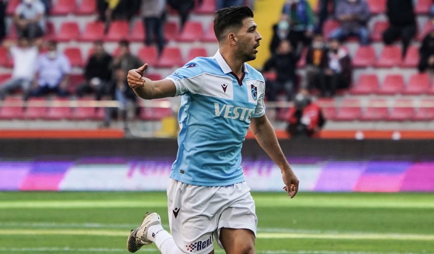 Trabzonspor 'un Yunan yıldızı Anastasios Bakasetas için İtalyan ekibi Torino ile Portekiz ekibi Sporting'in talip olduğu haberlerin ardından 28 yaşındaki orta saha oyuncusunun menajerinden açıklama geldi.