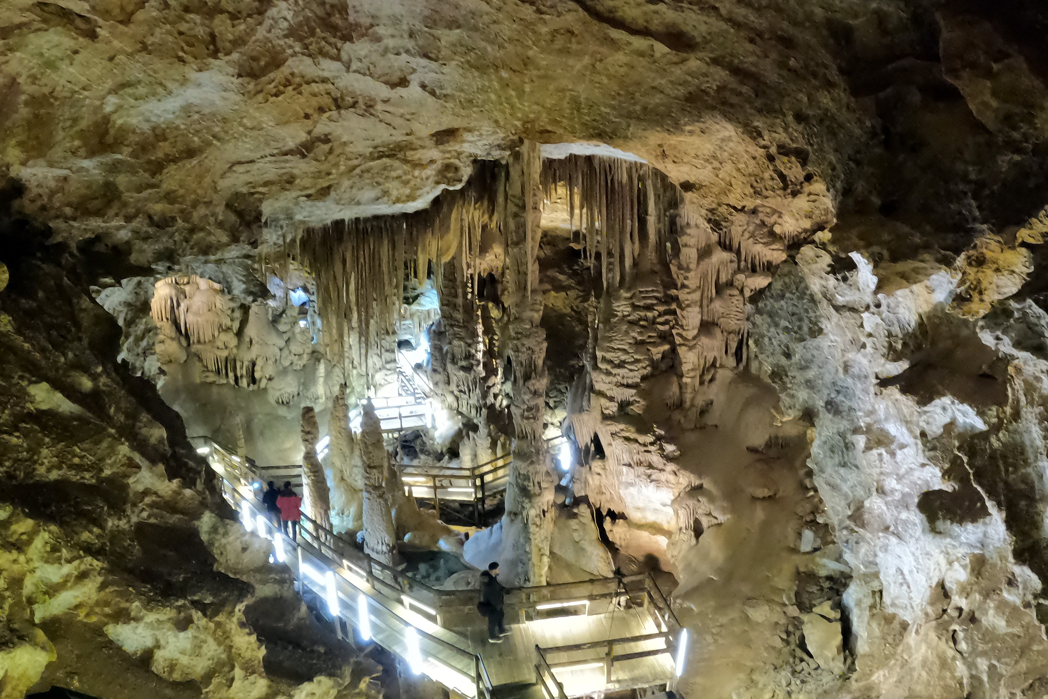 Dünyanın sayılı damlataşı mağaralarından birisi olarak kabul edilen ve “Gümüşhane’nin yer altı sarayı” olarak nitelendirilen 150 milyon yıl yaşındaki Karaca Mağarası yeni turizm sezonuyla birlikte kapılarını yeniden ziyaretçilerine açtı.