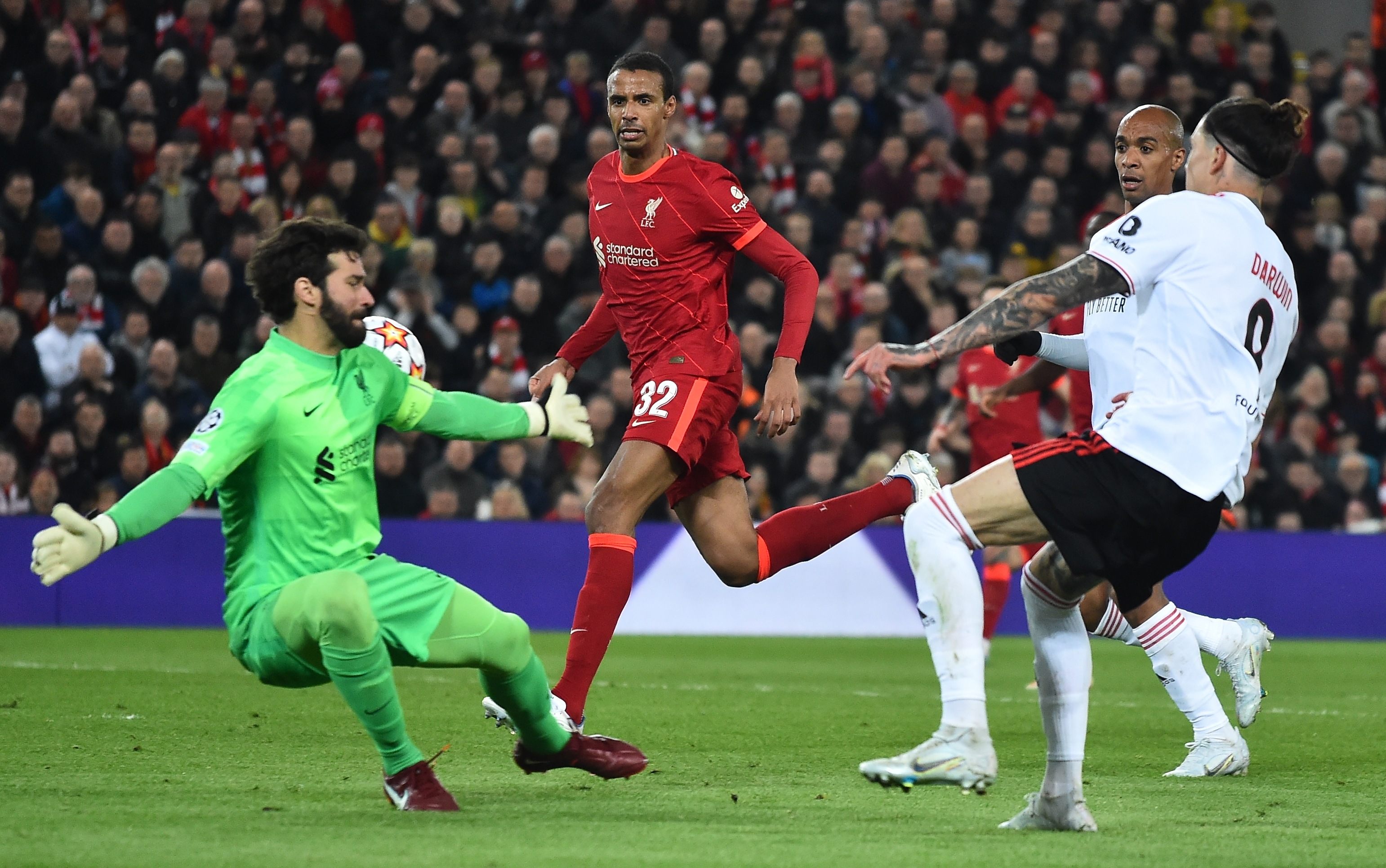 UEFA Şampiyonlar Ligi Çeyrek Final rövanş mücadelesinde Liverpool, Benfica'yı 3-3 berabere kaldı. İlk maçta rakibini 3-1 yenen İngiliz ekibi adını yarı finale yazdırdı.