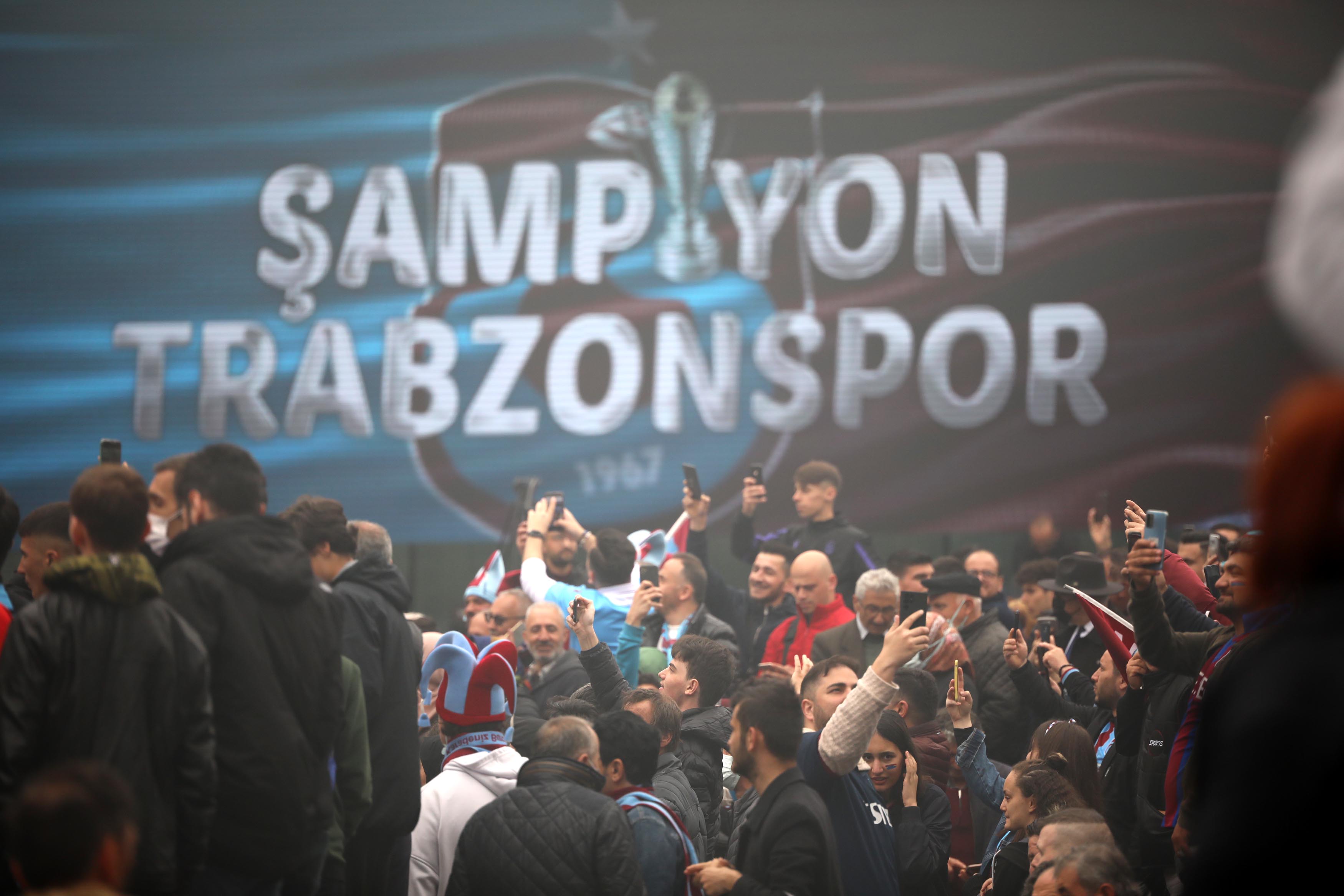 Trabzonspor taraftarları, 15 Temmuz Şehitler ve Hürriyet Parkı'nda günün erken saatlerinden itibaren toplanmaya başladı. Bordo mavili formalarını giyen, atkılarını takan taraftarlar, meşaleler yakarak takımları lehine tezahüratlarda bulundu.