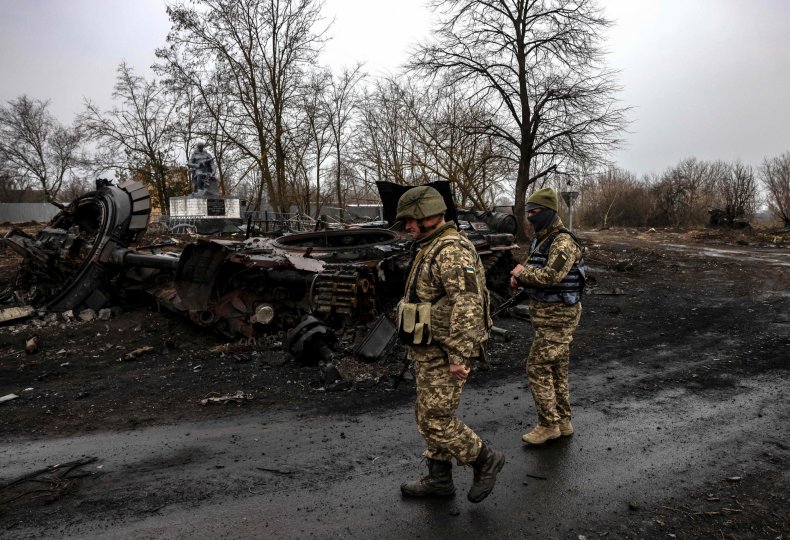 ukraine-soldiers-destroyed-russian-tank-kyiv