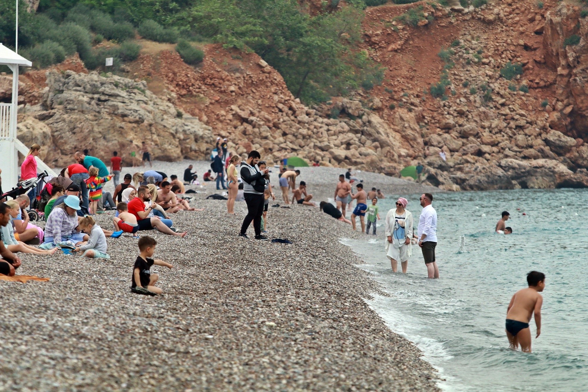 Turizmin başkenti Antalya’da bayram hareketliliği başladı. Ramazan Bayramı’nın 1’inci gününde yağışın beklendiği kentte hava sıcaklığı 23 dereceye kadar çıkarken, nem oranıysa yüzde 85 olarak kayıtlara geçti.