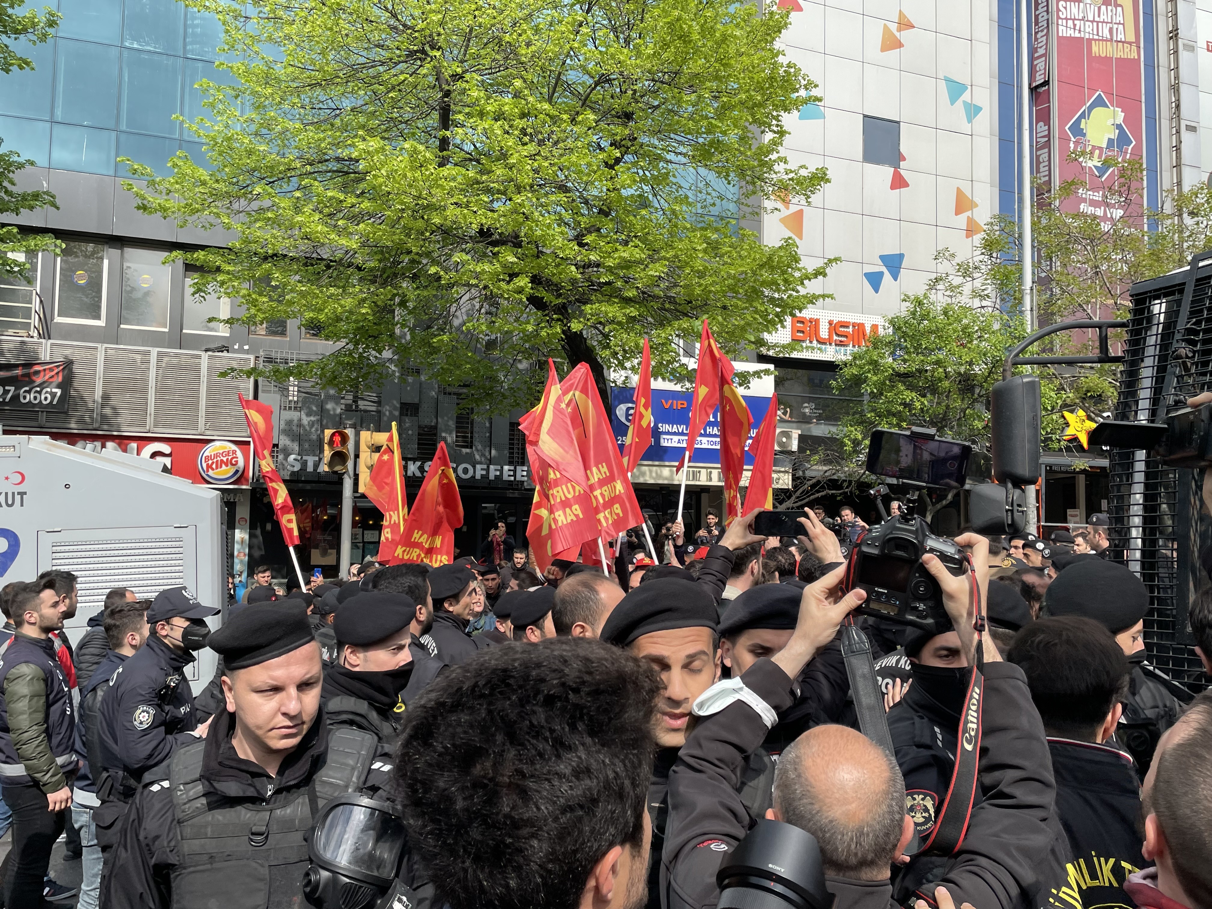 1 Mayıs Emek ve Dayanışma Günü'nde Beşiktaş Meydanı'nda polis ekiplerince yoğun güvenlik önlemleri alındı. Barbaros Bulvarı'nda toplanan bir grup, Beşiktaş Meydanı'nı geçerek izinsiz Taksim'e yürümek istedi.