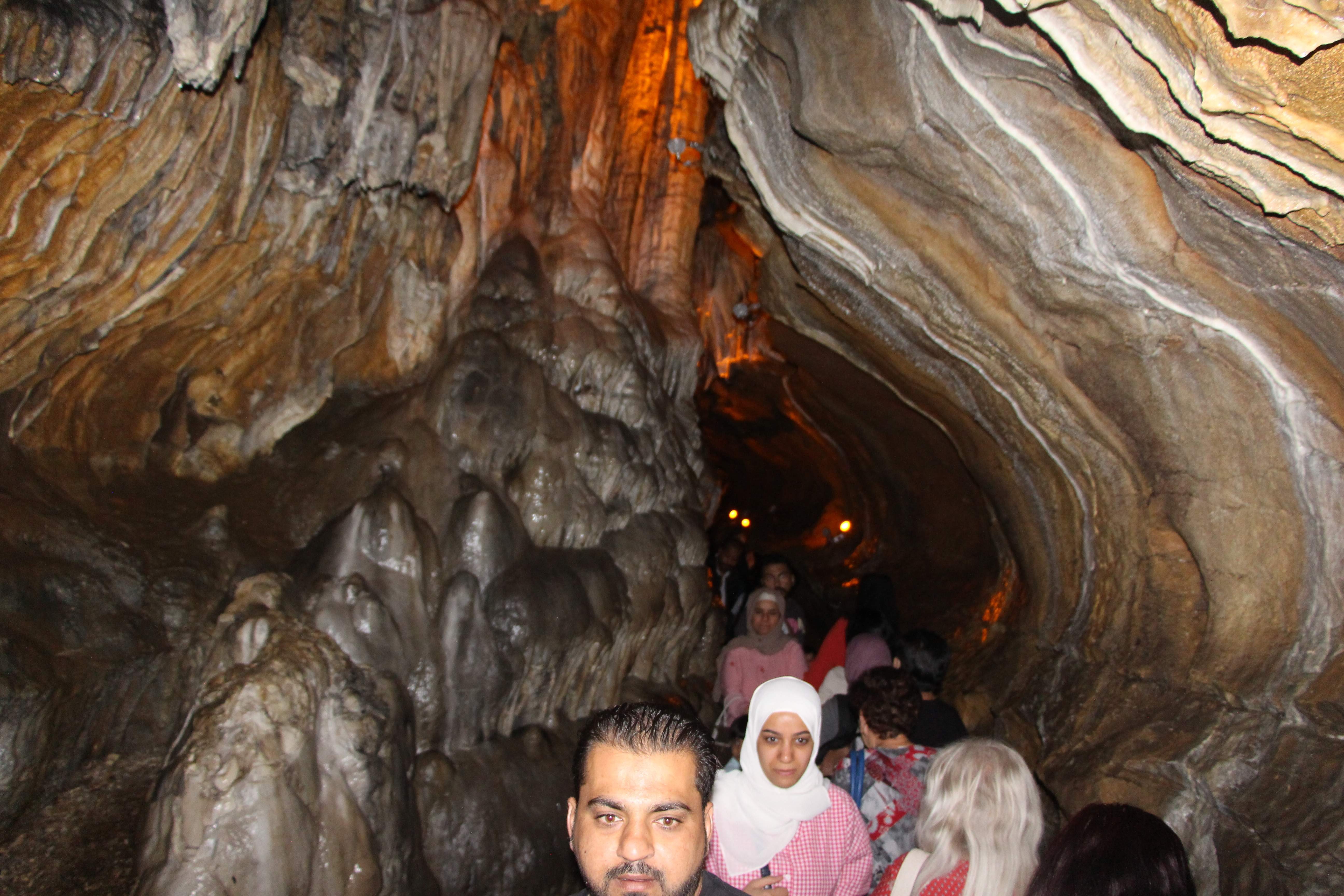 Dünyanın en uzun ikinci mağarası olarak da kabul edilen mağaranın içinden küçük bir dere akarken, mağaranın üzerinde tarihi bir kale bulunuyor.