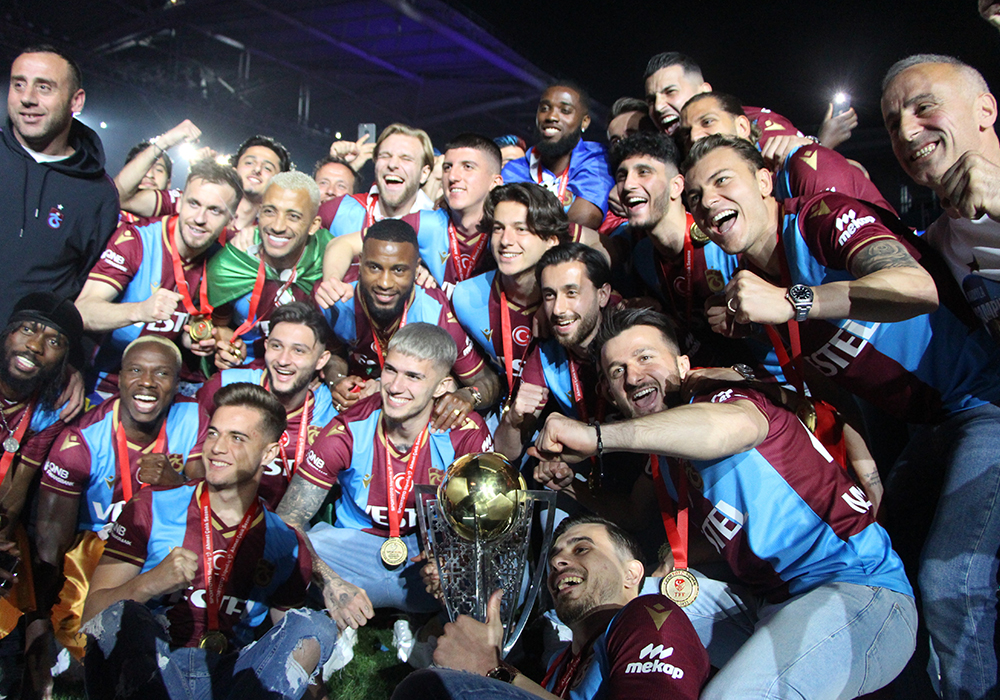 Haberlobi - Spor Servisi // Spor Toto Süper Ligi şampiyon olarak tamamlayan Trabzonspor'da kurmaylar, gelecek sezon üç kulvarda yarışacak bir kadro için kolları sıvadı.