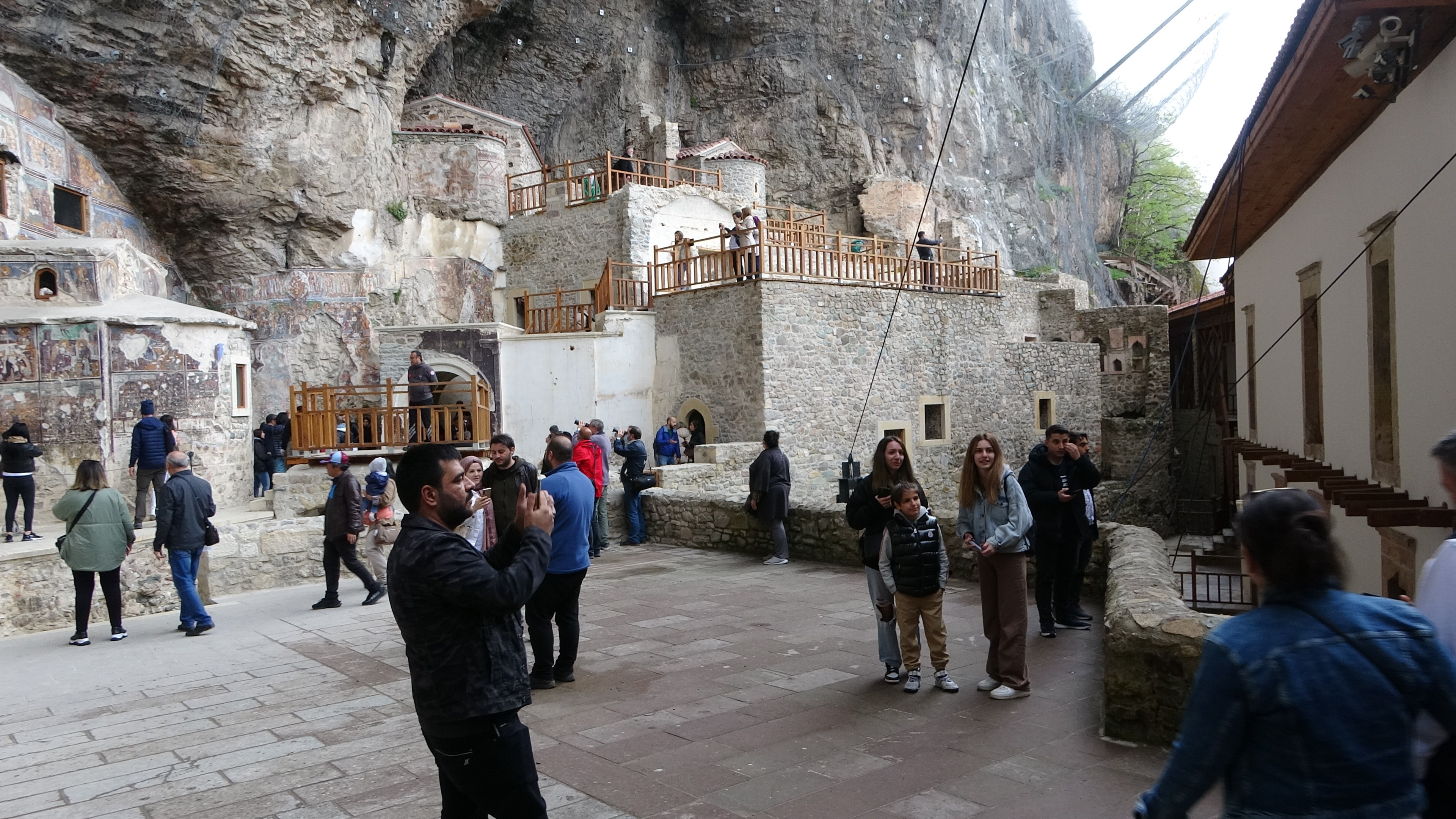 ürkiye’nin en önemli inanç turizmi merkezlerinden biri olan Trabzon’un Maçka ilçesi Altındere Vadisi’ndeki tarihi Sümela Manastırı’nda yaklaşık 6 yıl önce başlayan restorasyon ve kaya güçlendirme çalışmalarında yüzde 95’lik bölümü tamamlanarak geçtiğimiz Pazar günü ziyarete açıldı.