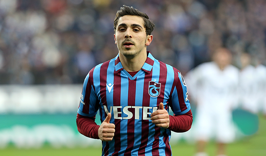 Spor Toto Süper Lig'de sezonu şampiyon olarak tamamlayan Trabzonspor'da Abdülkadir Ömür kazanılan şampiyonlukta büyük pay sahibi olmuştu.