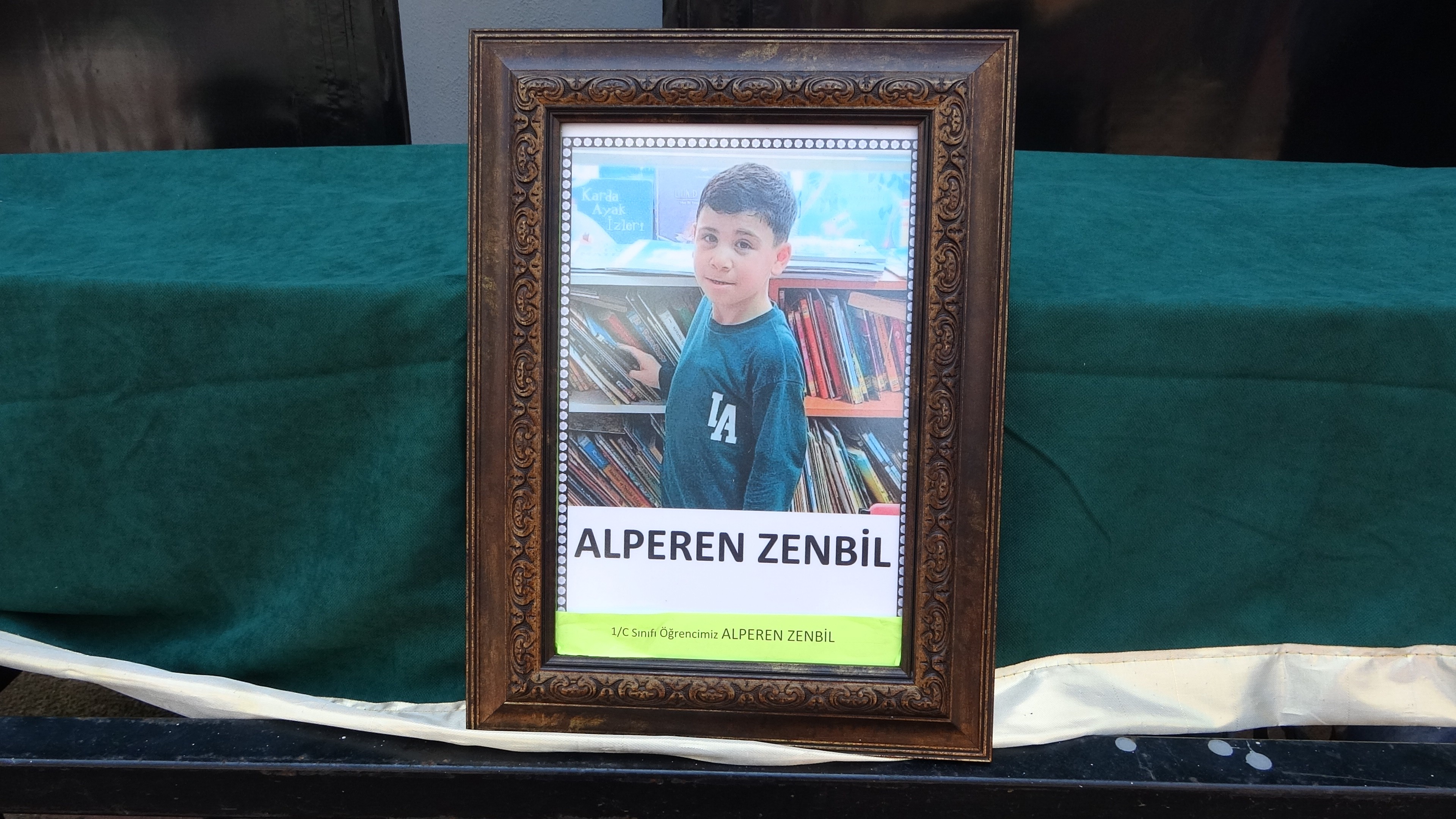 Trabzon’un Vakfıkebir ilçesindeki Cumhuriyet İlkokulu’nda öğrenim gören 1. sınıf öğrencisi Alperen Zenbil (7), dün derste bir anda fenalaştı. Sınıf öğretmeni ve okul yönetimi durumu 112 Acil Çağrı Merkezine bildirdi.