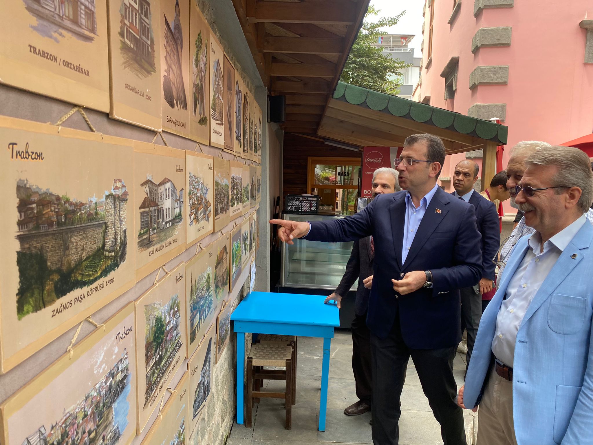İBB Belediye Başkanı Ekrem İmamoğlu, eşi Dilek İmamoğlu’nun amcası Mehmet Kaya’nın cenazesi için geldiği memleketi Trabzon’da daha önceden söz verdiği bir ziyareti gerçekleştirdi.