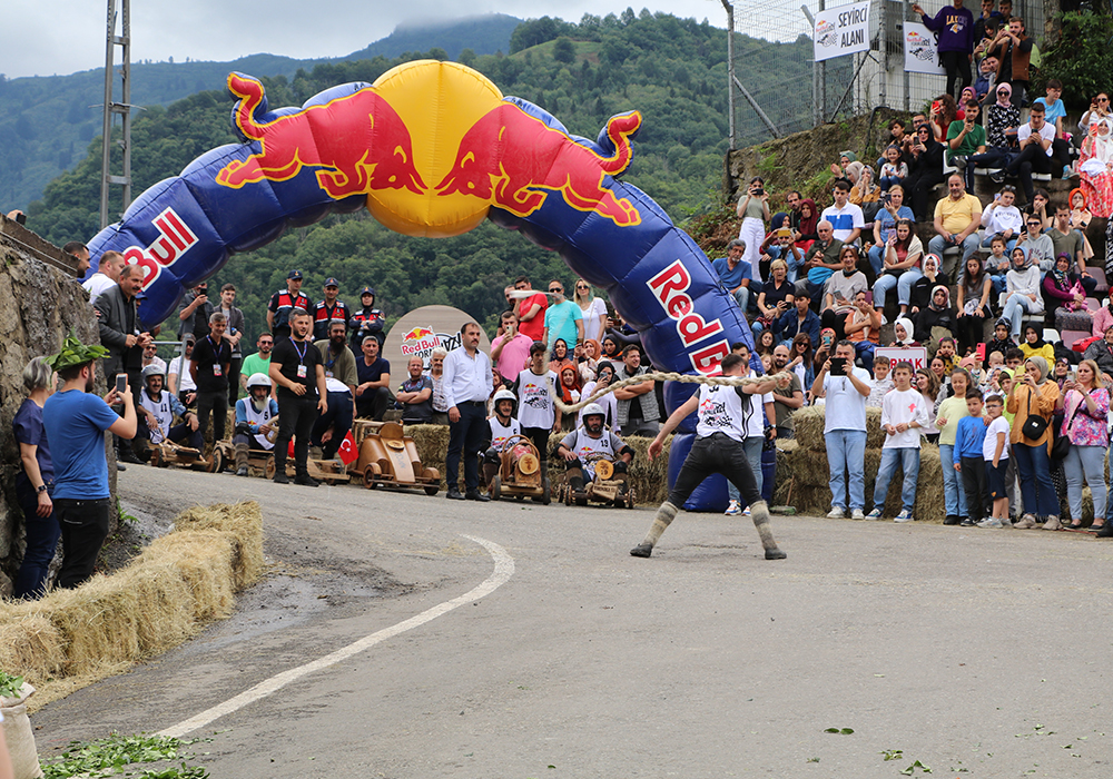 Karadeniz’de gelenekselleşen tahta arabaların mücadelesi Red Bull Formulaz düzenlendi.