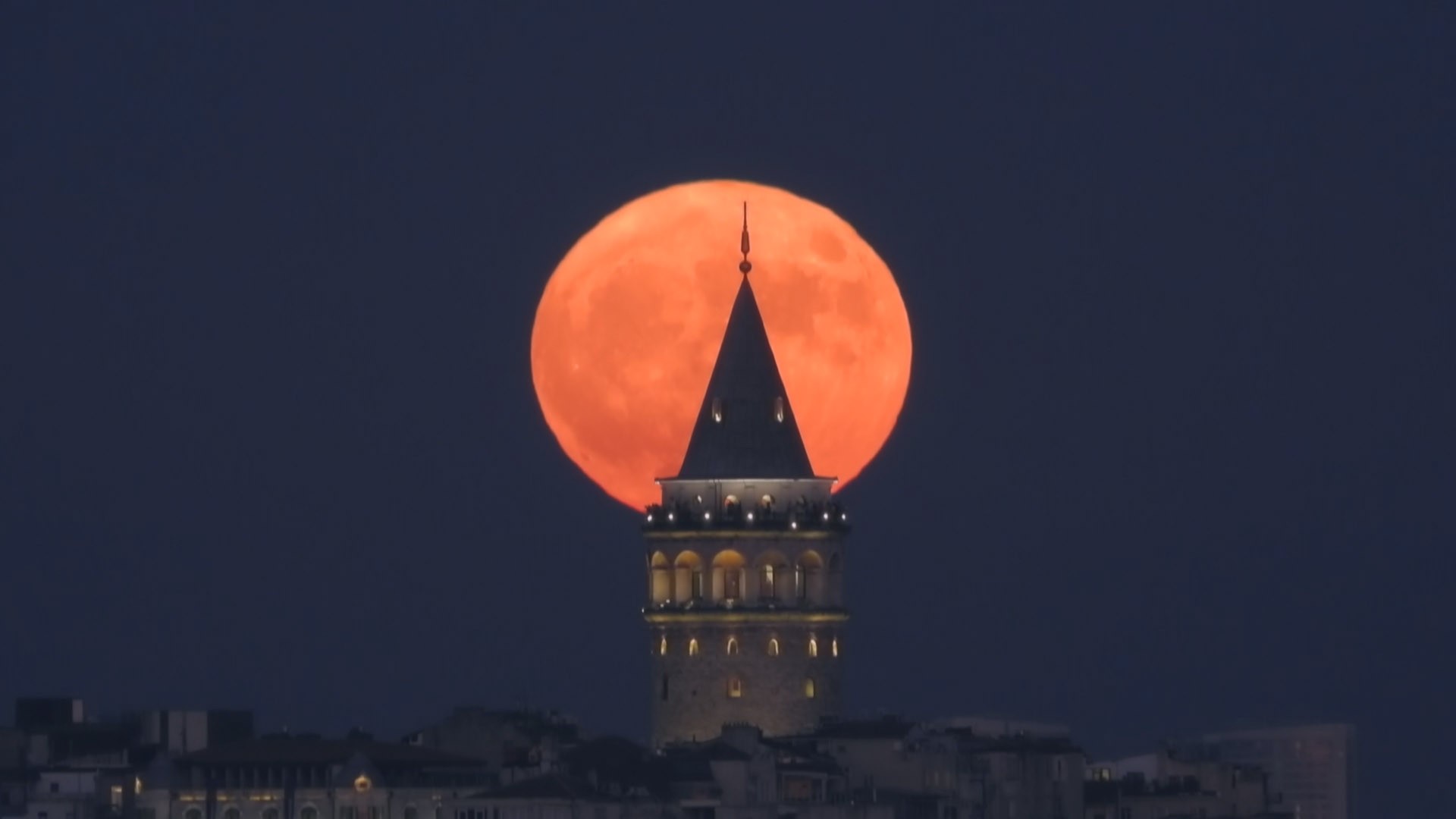 İstanbul semalarında izleyenlere muhteşem bir görsel şölen sunan dolunay, 2022 yılının en büyük dolunayı olarak Türkiye saati ile 21.38’de görülmeye başladı.
