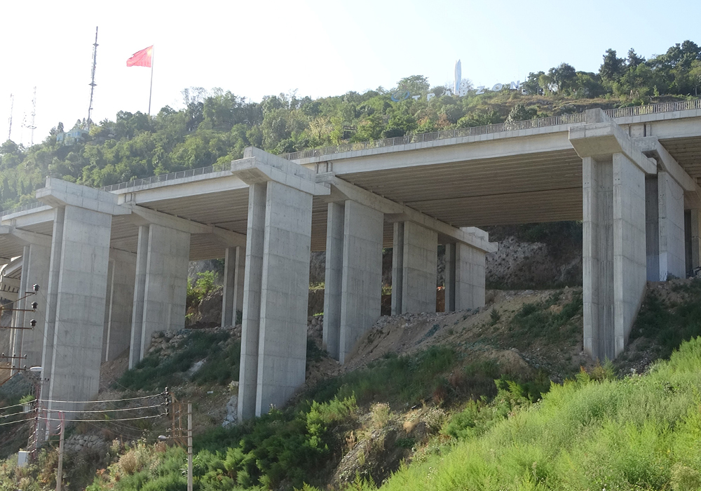 Türkiye’nin en maliyetli şehir içi yolları arasında gösterilen Trabzon’daki toplam 28 km’lik Kanuni Bulvarı’nda viyadük ve tünellerin yapımı sürerken, proje güzergahının yaklaşık yüzde 60 bölümü tamamlandı. Bulvar üzerinde bulunan Bahçecik Tüneli’nin ise bu yıl sonunda kadar ulaşıma açılması planlanıyor.