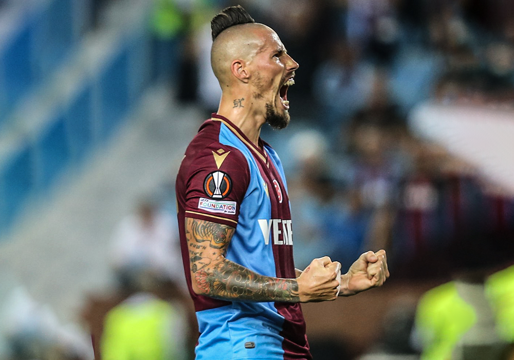 Trabzonspor Teknik Direktörü Abdullah Avcı, geçtiğimiz yılki sakatlığı nükseden ve son 2 maçta forma giyebilen Marek Hamsik'i yoğun fikstürde dikkatli oynatma kararı aldı.