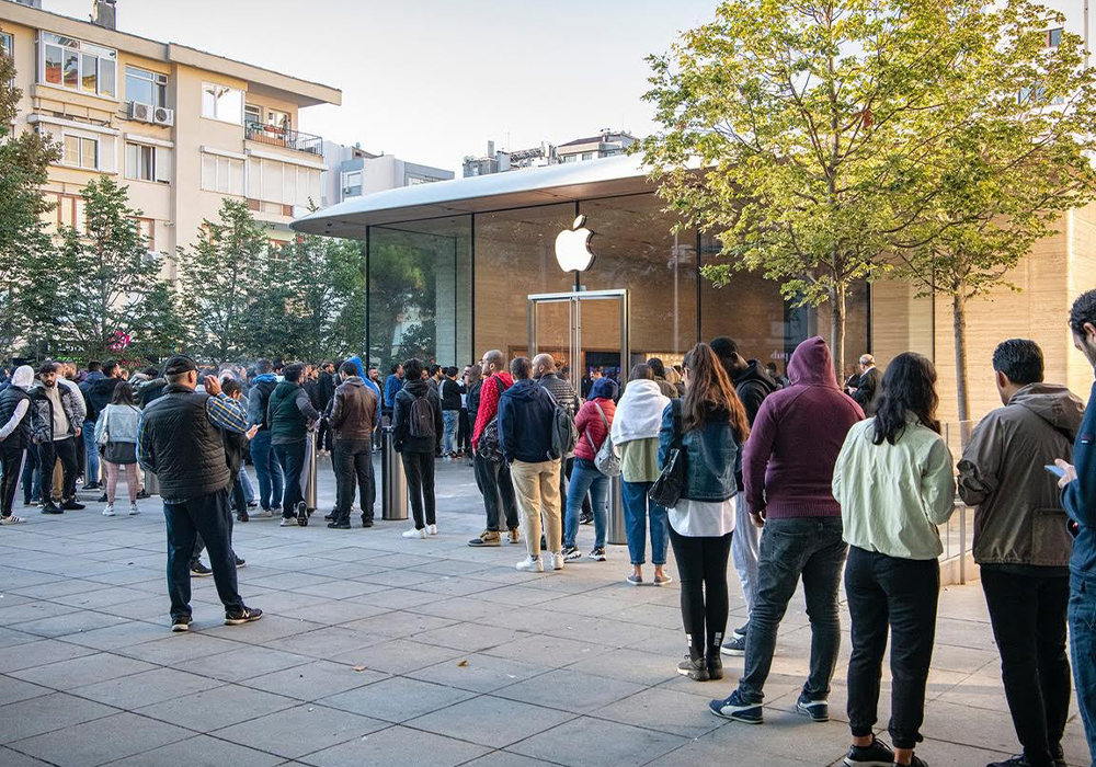 iPhone 14, iPhone 14 Pro ve iPhone 14 Pro Max bugün Türkiye'de satışa çıktı. Satışın ilk gününde Apple Store’larda uzun kuyrukların oluşması dikkat çekti.