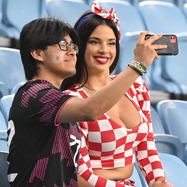 Dünya Kupası heyecanı Katar'da devam ederken Hırvat model Ivana Knoll, paylaşımlarıyla adından söz ettirdi. Giyim tarzıyla dikkatleri üzerine çeken Ivana Knoll, ülkesinin hiçbir maçını kaçırmadı.
