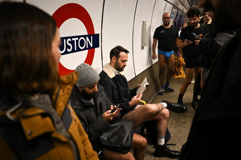 Geleneksel “Pantolonsuz Metro Günü” pandemi arasından sonra yeniden kutlandı. Dün Londra metrosunda pek çok kişi, üstlerinde giysileri ve montları, altlarında ise sadece külotlarıyla metro yolculuğu yaptı.
